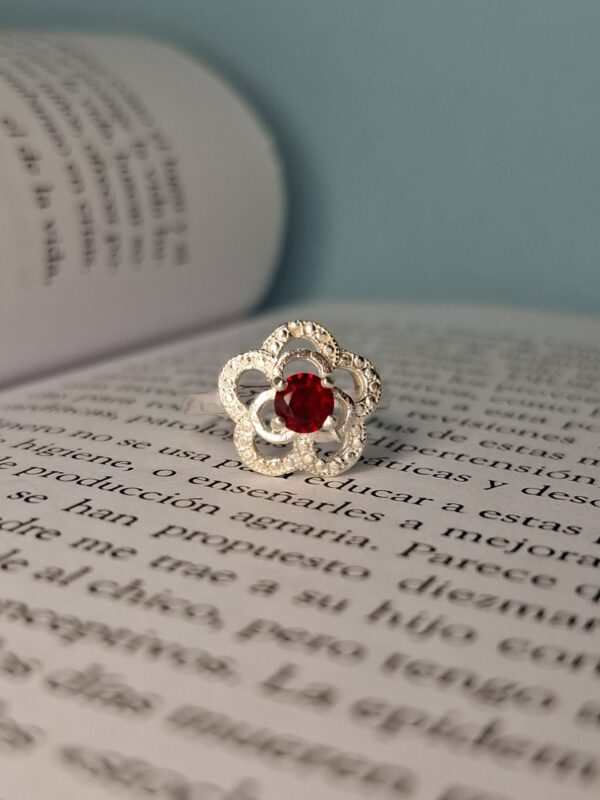 Anillo Flor Calada Rubí