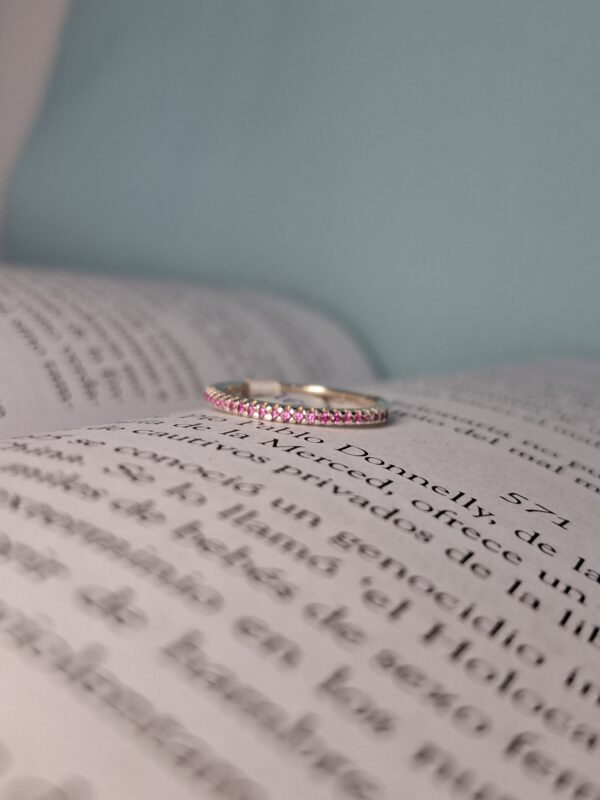 Anillo Cintillo Fino Cubic Fuccia