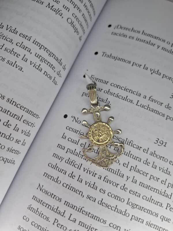 Dije Plata y Oro Ancla San Benito