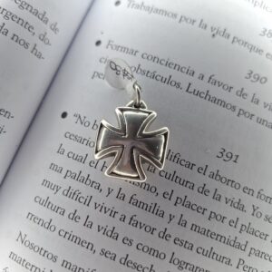 Dije Inflado Cruz Cuadrada