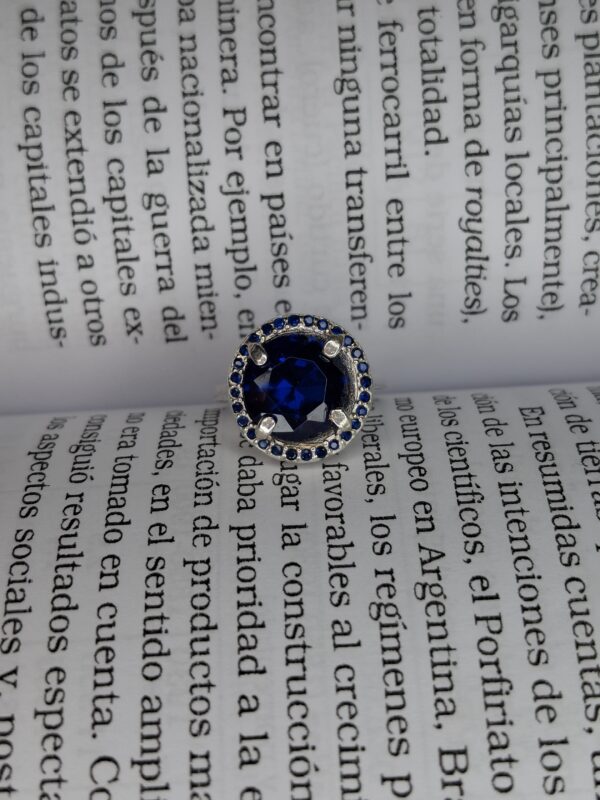 Anillo Zafiro Azul Engarzado Cubic